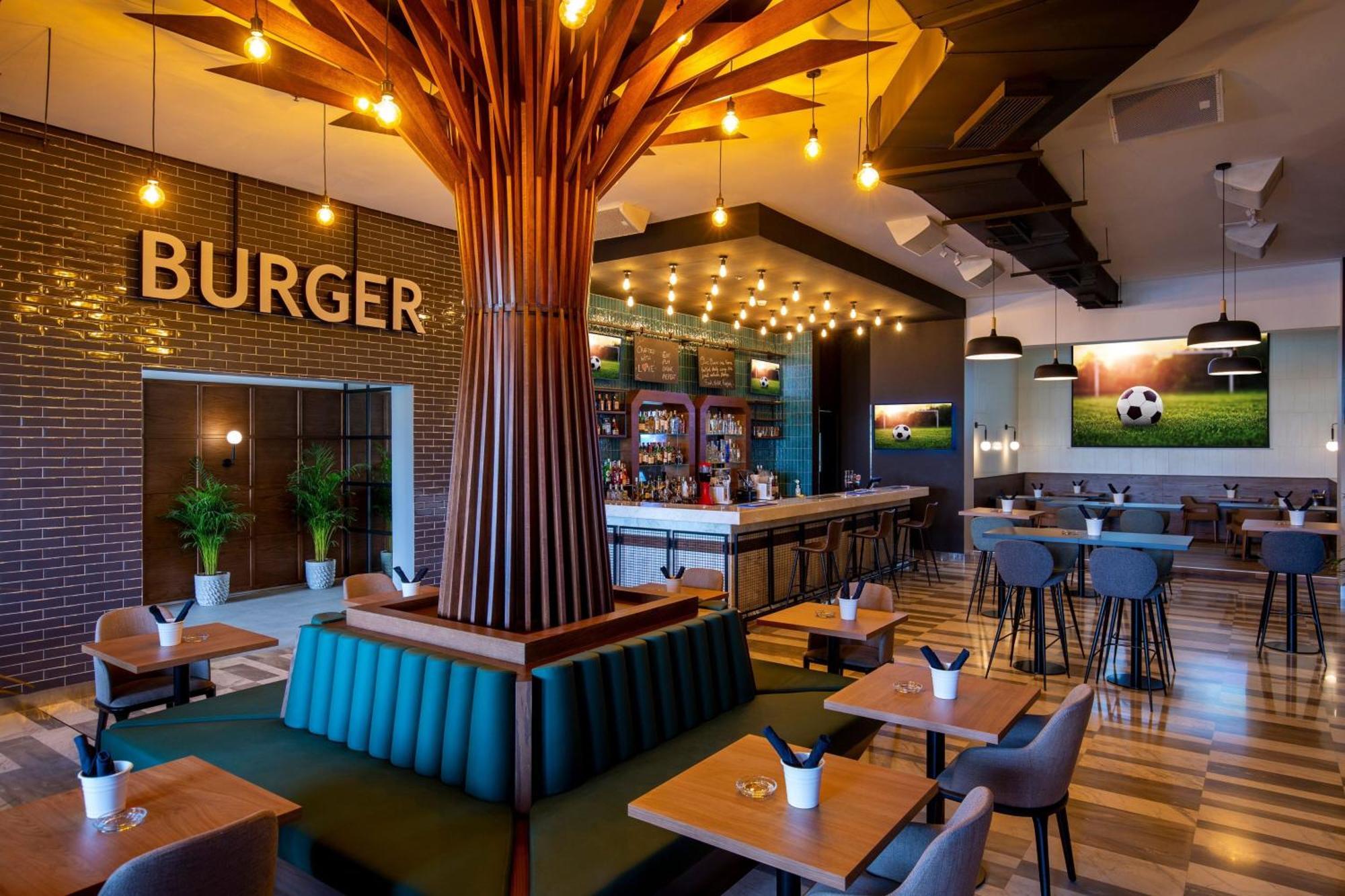 Le Meridien City Centre Bahrain Manama Exterior photo Burger restaurant in the airport